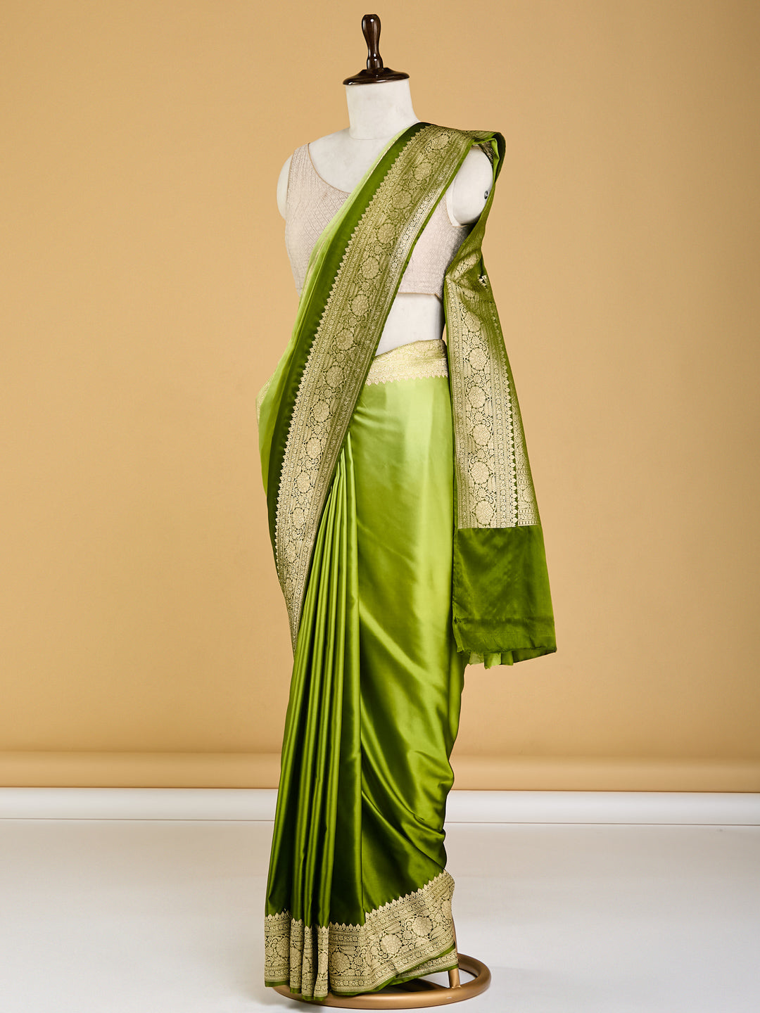 Luxurious Green Banarasi Saree with Intricate Golden Border
