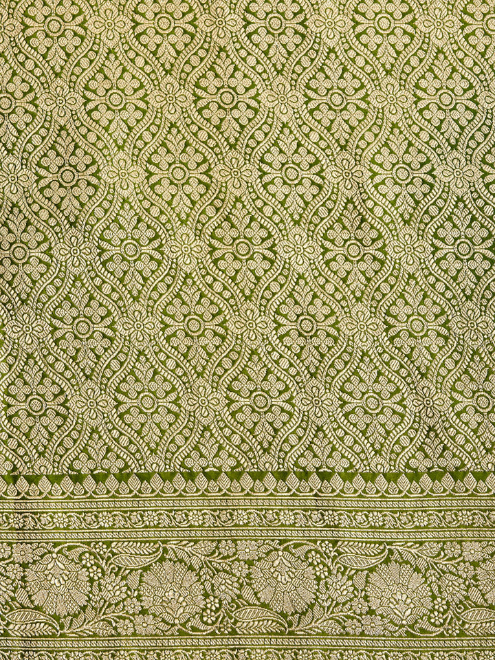 Luxurious Green Banarasi Saree with Intricate Golden Border