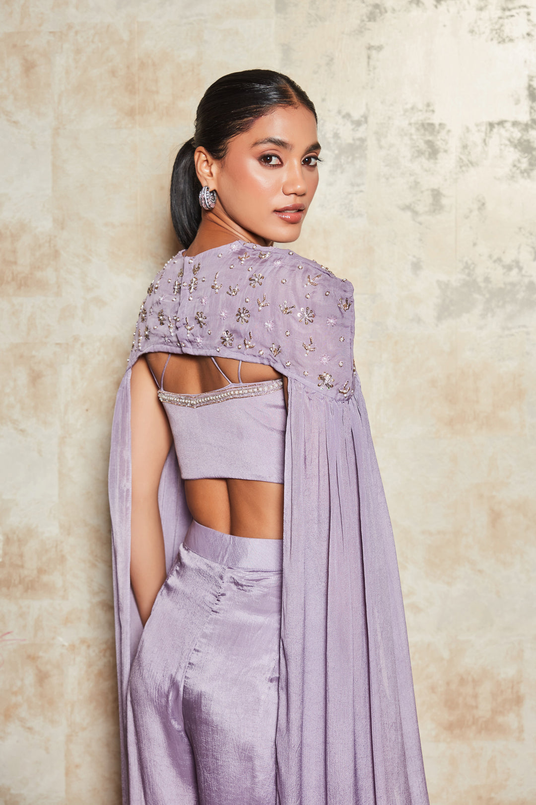 MAUVE DIVIDER SET WITH LONG FLARED SLEEVES.