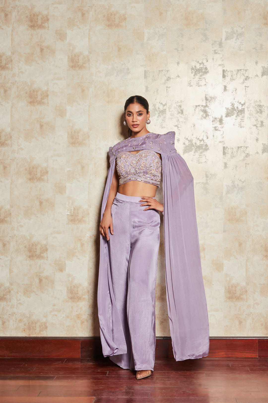 MAUVE DIVIDER SET WITH LONG FLARED SLEEVES.