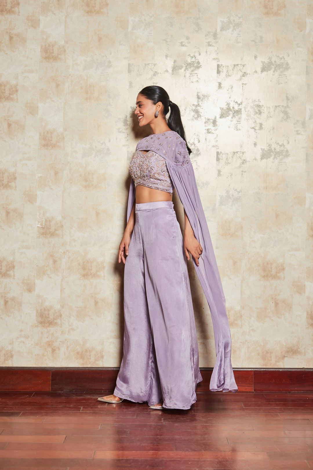 MAUVE DIVIDER SET WITH LONG FLARED SLEEVES.