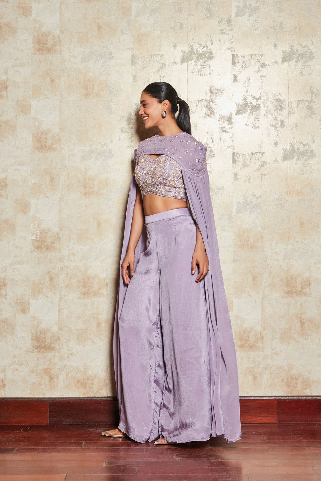 MAUVE DIVIDER SET WITH LONG FLARED SLEEVES.